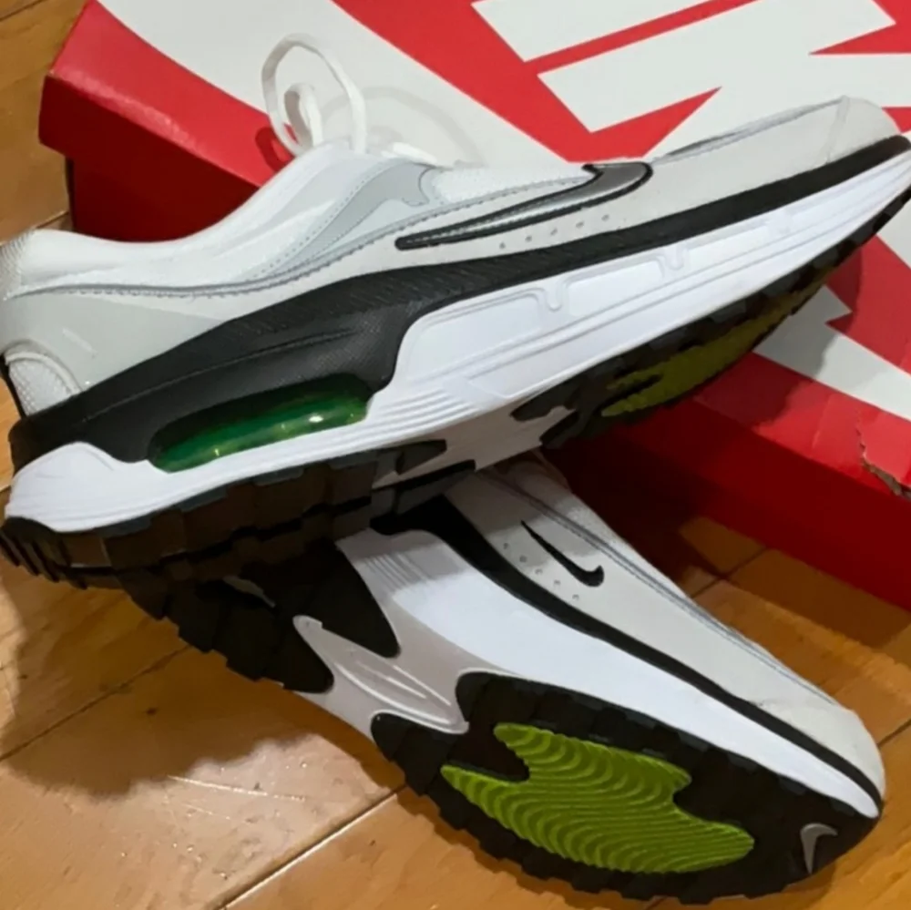 Womens Nike Air Max Bliss Sneakers size 10